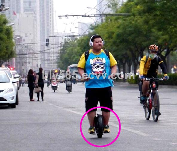 http://upload.ecvv.com/upload/UserImage/20150320/ElectricUnicycleScooterOneWheelSegwayElectricSelfBalanceUnicycleScooter_ef1b17a0-28b2-4c1c-a8d9-7f3d3e072346.jpg