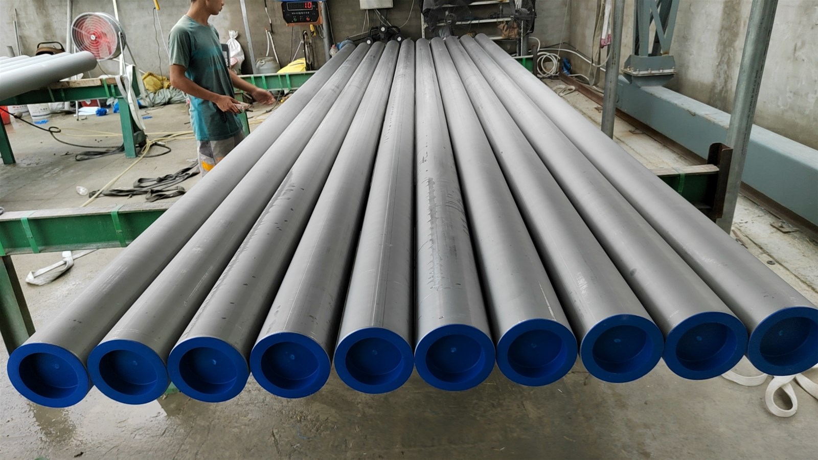 ASTM 304/304L Stainless Steel Seamless/Welded Cold Rolled Round Pipe/Tubing with Decoration Pipe