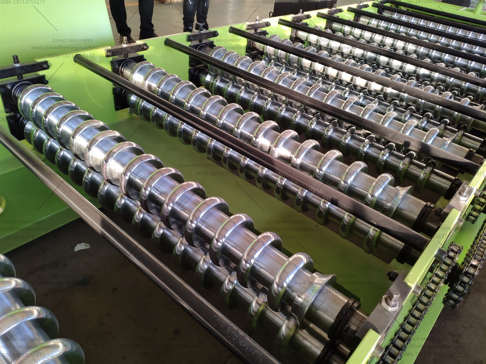 Metal corrugated roofing sheet roll forming machine