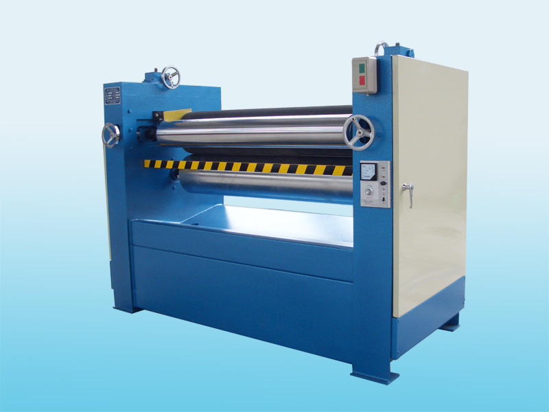 Automatic gluing machine for plywood