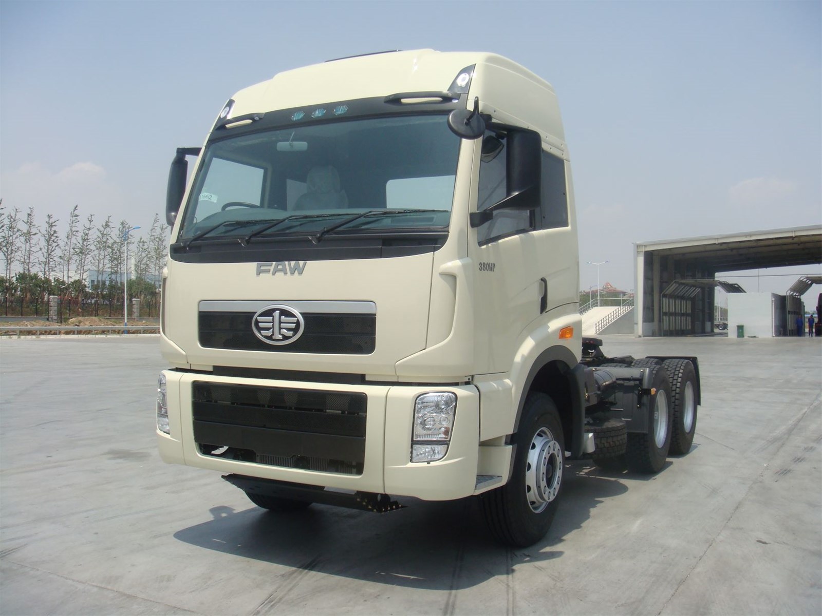 CHINA NEW FAW 64 TRACTOR TRUCK IN STOCK the configuration can be replaced on demand