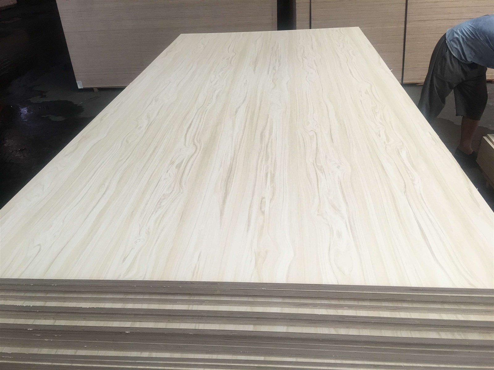 Solidwood grainmatthigh gloss melamine paper laminated plywood for