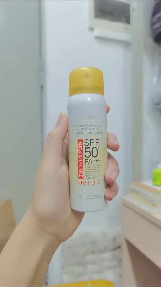 Moisturizing and skin whitening Sunscreen Spray
