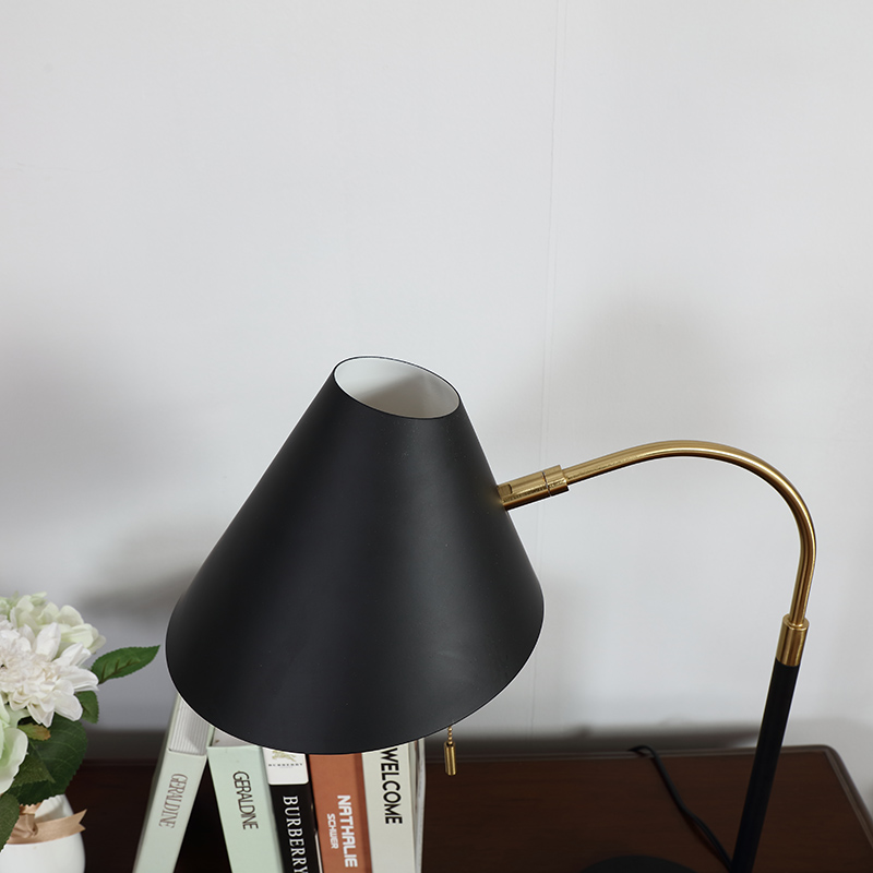 LED Light Industrial Black Metal Table Lamp with Adjustable HeadDesk Lamp with USB Charging Port