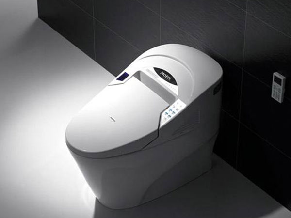 Smart thermostatic control at home flushes the watersaving toilet