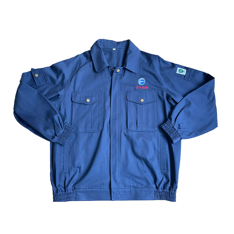 The classic jacket style of winter flameretardant clothing is convenient for activities and the three dimensional ches