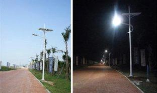 energy saving solar wind photovoltaic off grid led street lights 8.8A / 4.4A