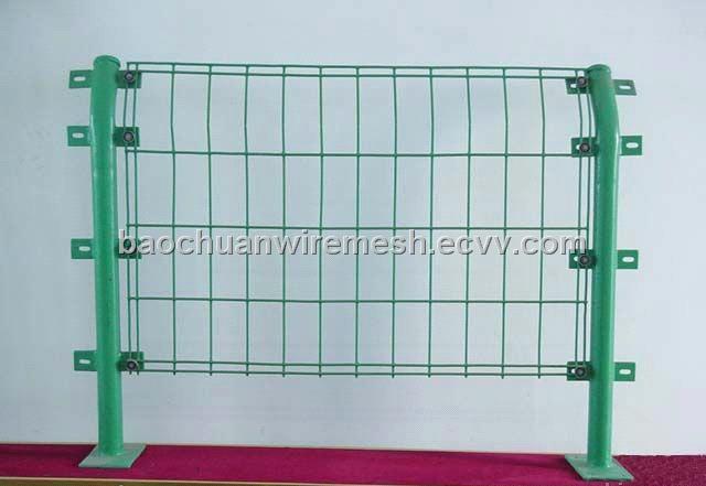 Bilateral wire mesh fence