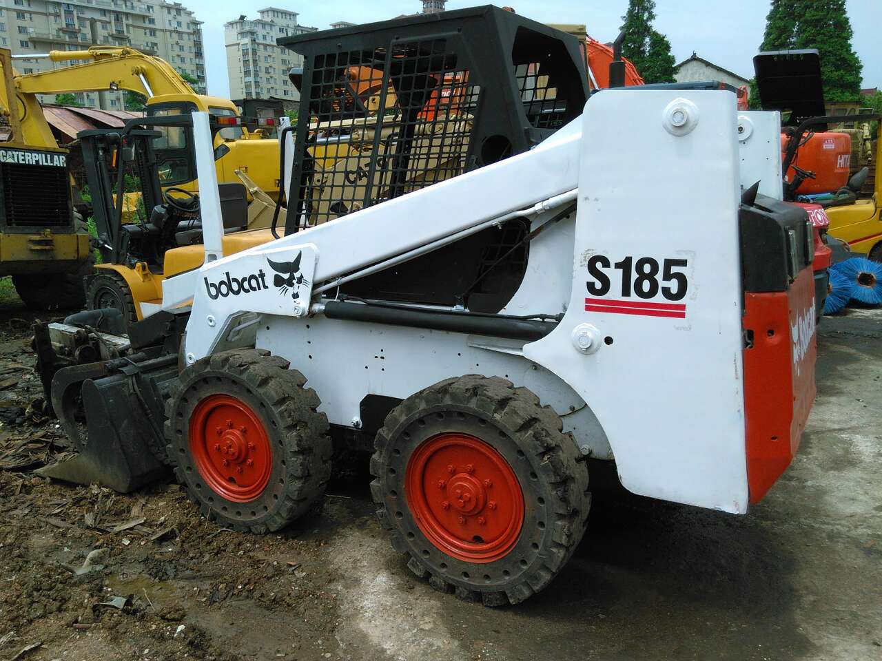 UsedBobcatCompactSkidSteerLoaderS185