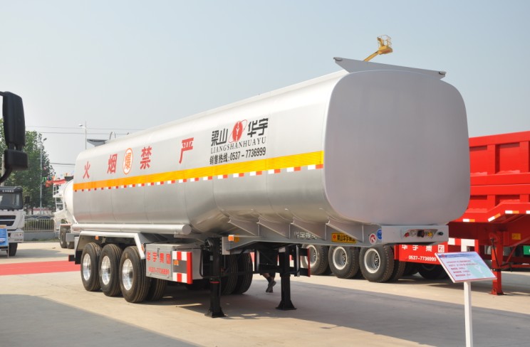 SINOTRUK HOWO OIL TANK TRUCK 64