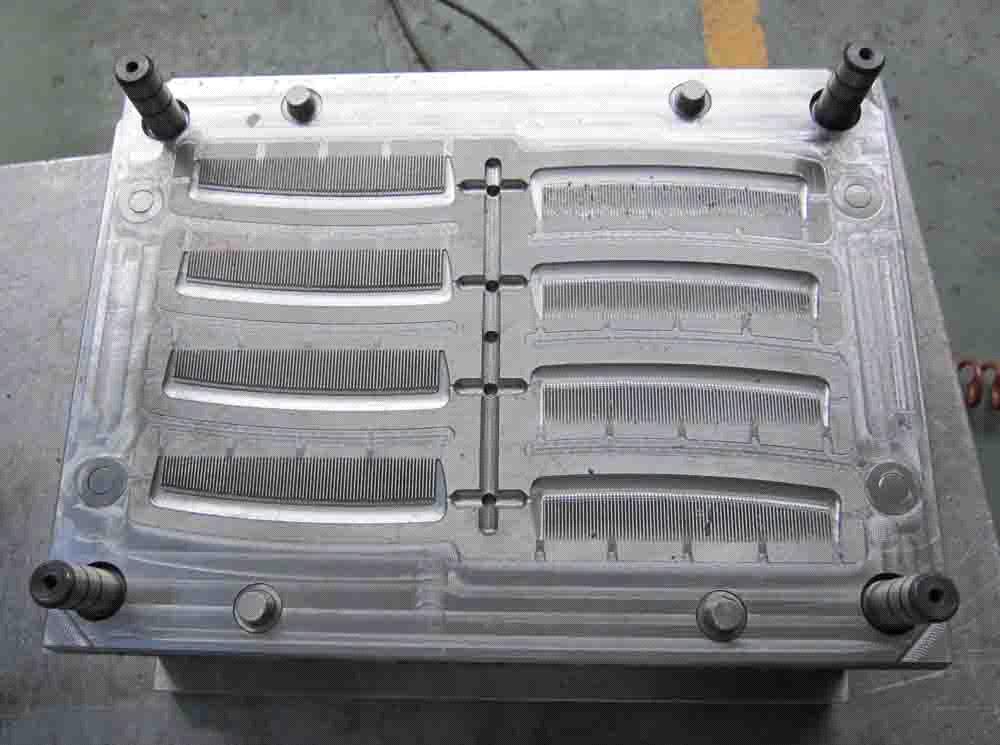 China plastic mold maker of hair comb injection mould
