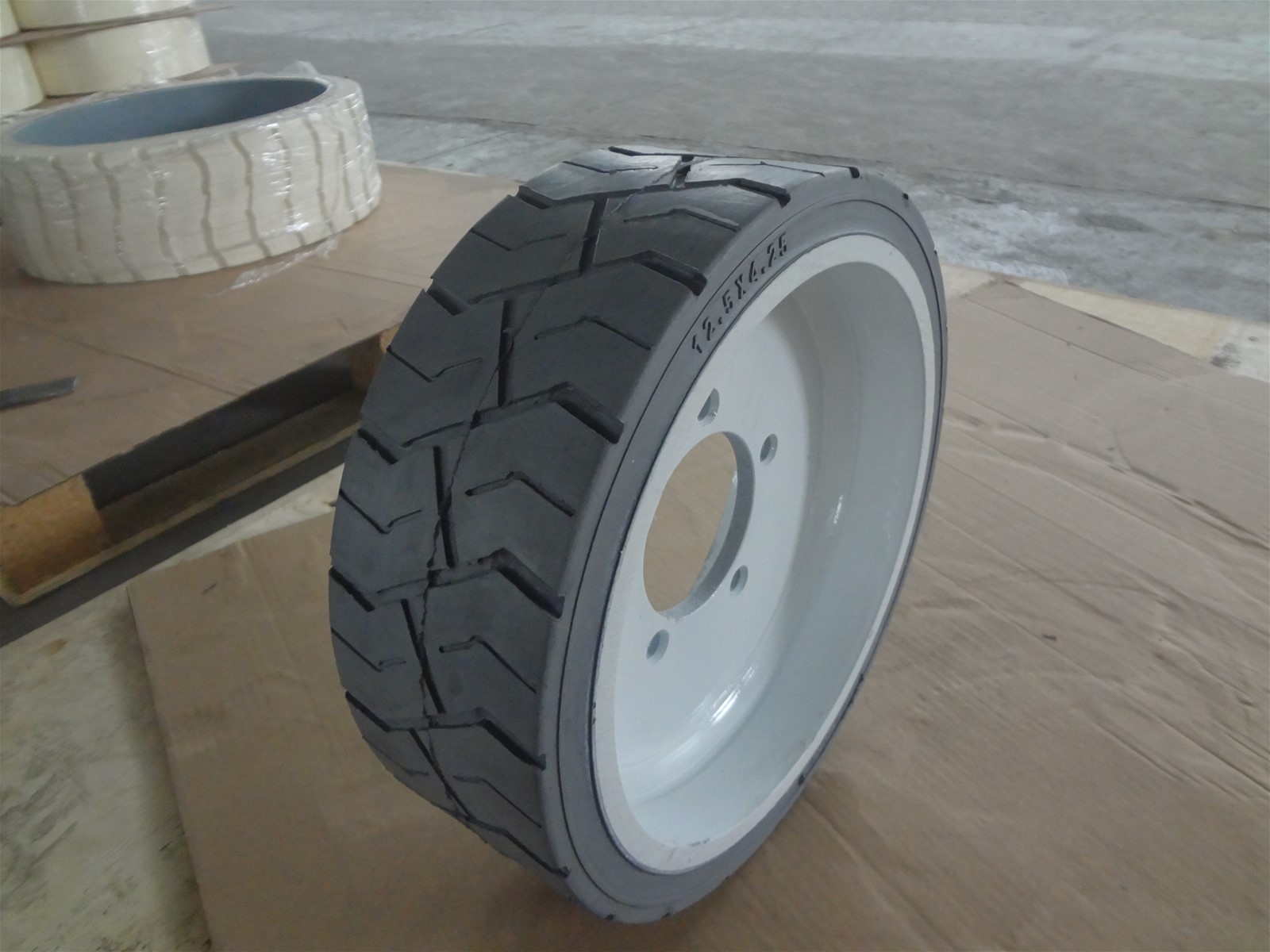 Haulotte2820302920solidtyrewheelforHaulottemachinesaeriallifttyre