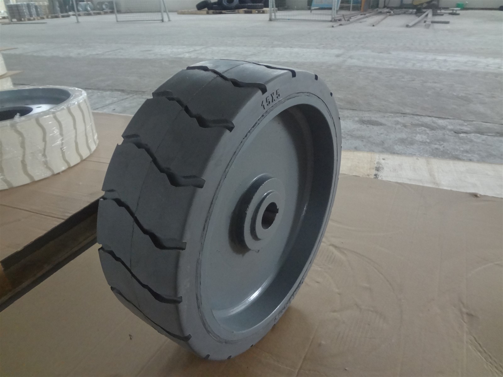 GENIE GS3246 SCISSOR LIFT MOULD ON WHEEL 15 x5 x 11 solid nonmarking tire