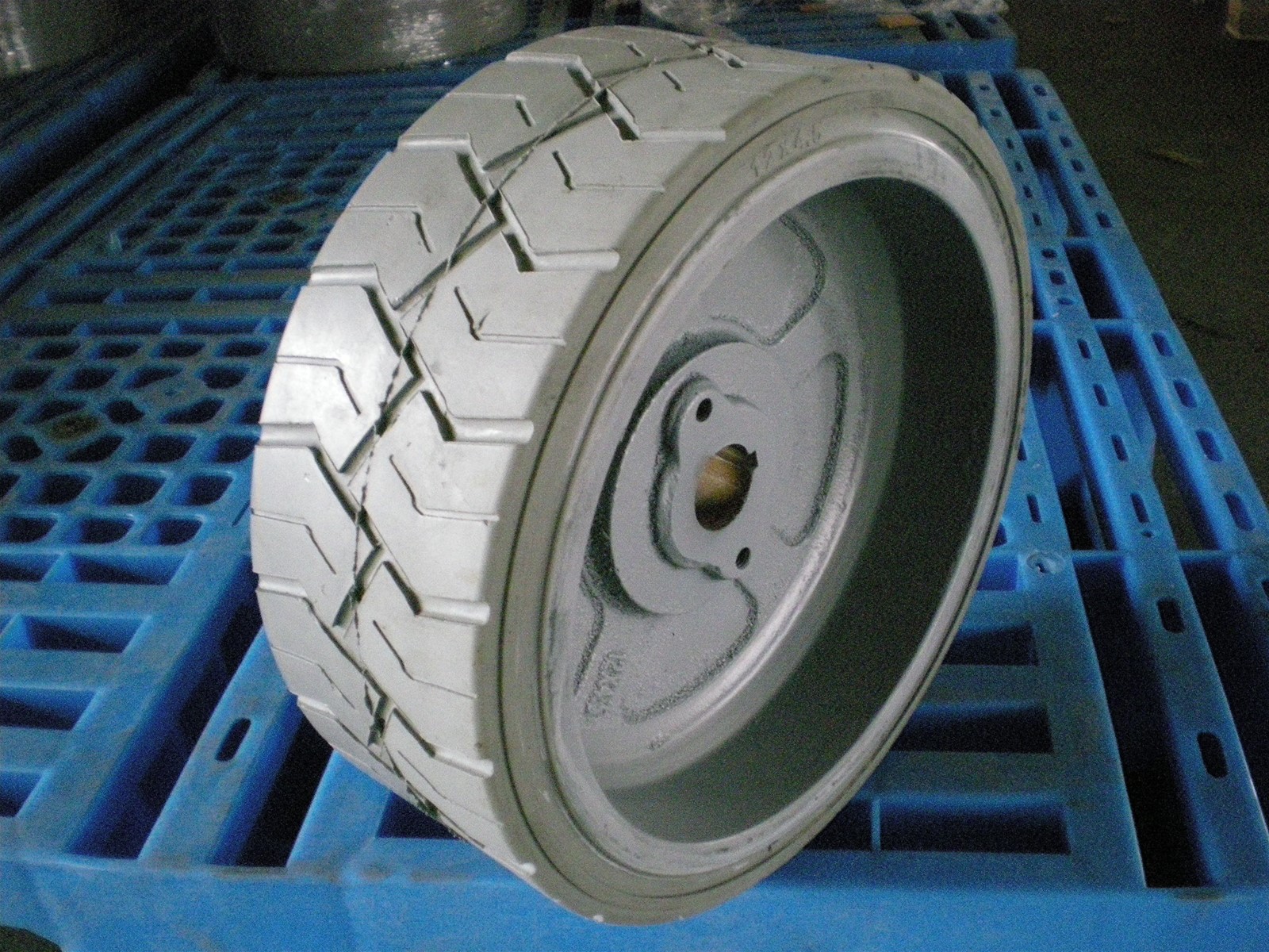 NonmarkingsolidtirewithrimforGenieGS1530GS1532GS1930GS1932