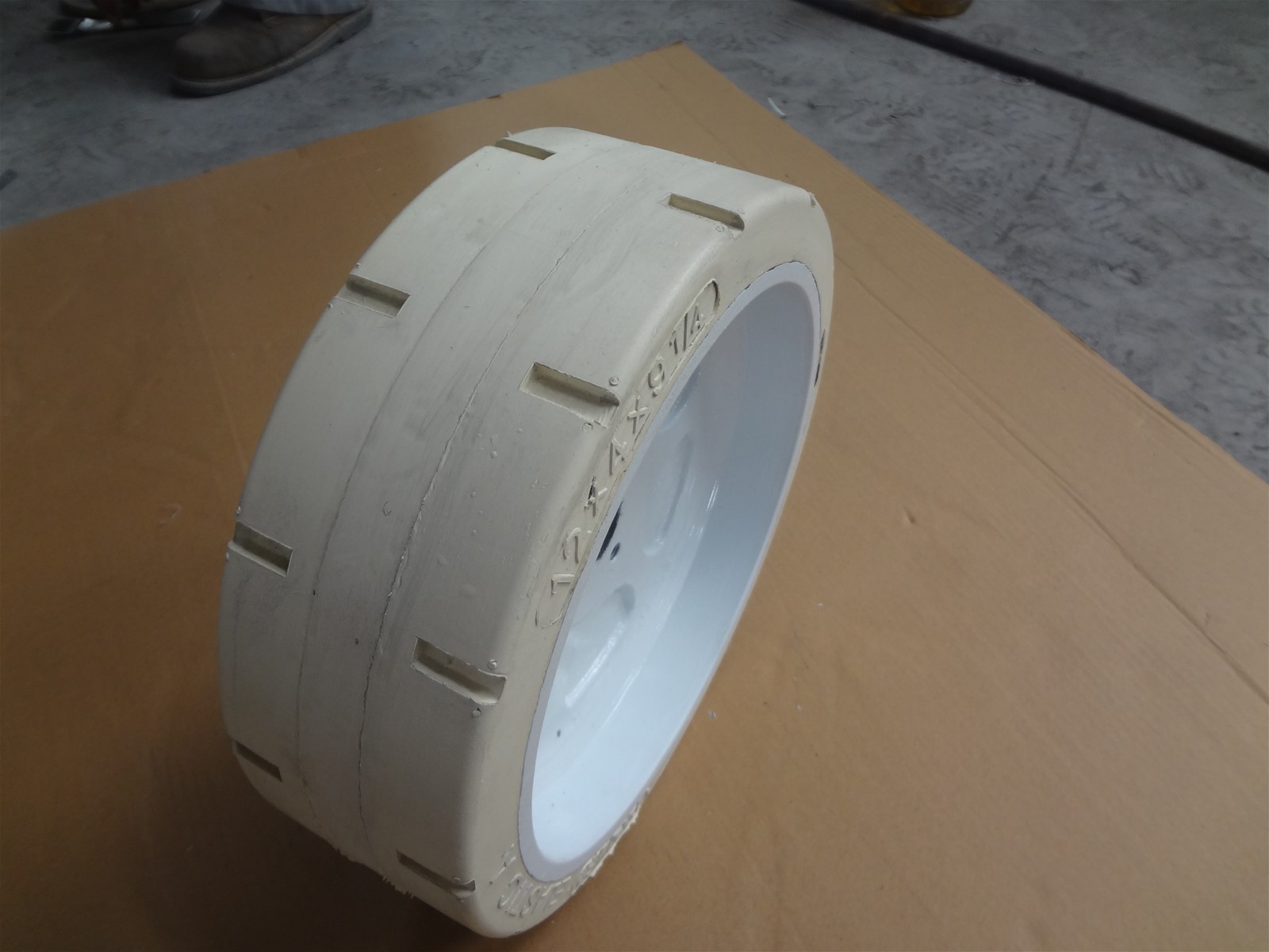 Replacement parts for lifting platformplatform lift wheel