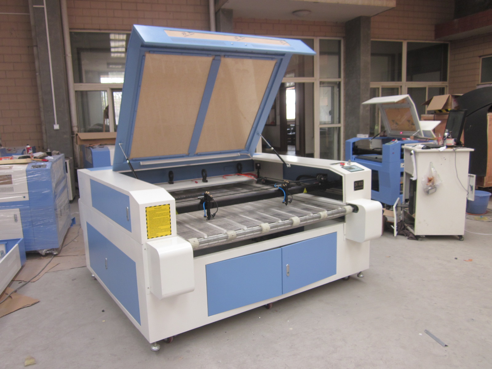 China new product doulble head auto feeding laser cutting machine 1410