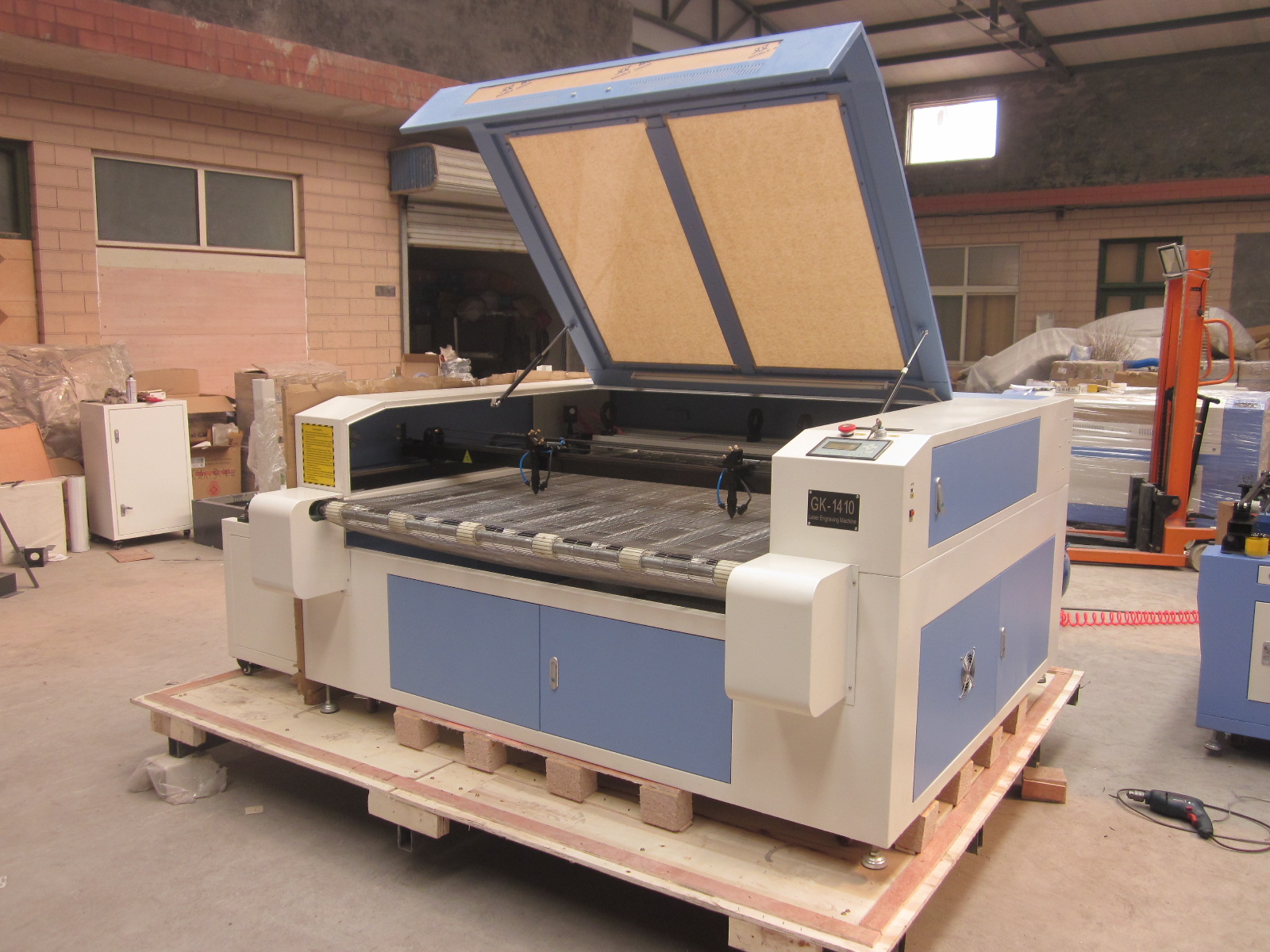 China new product doulble head auto feeding laser cutting machine 1410