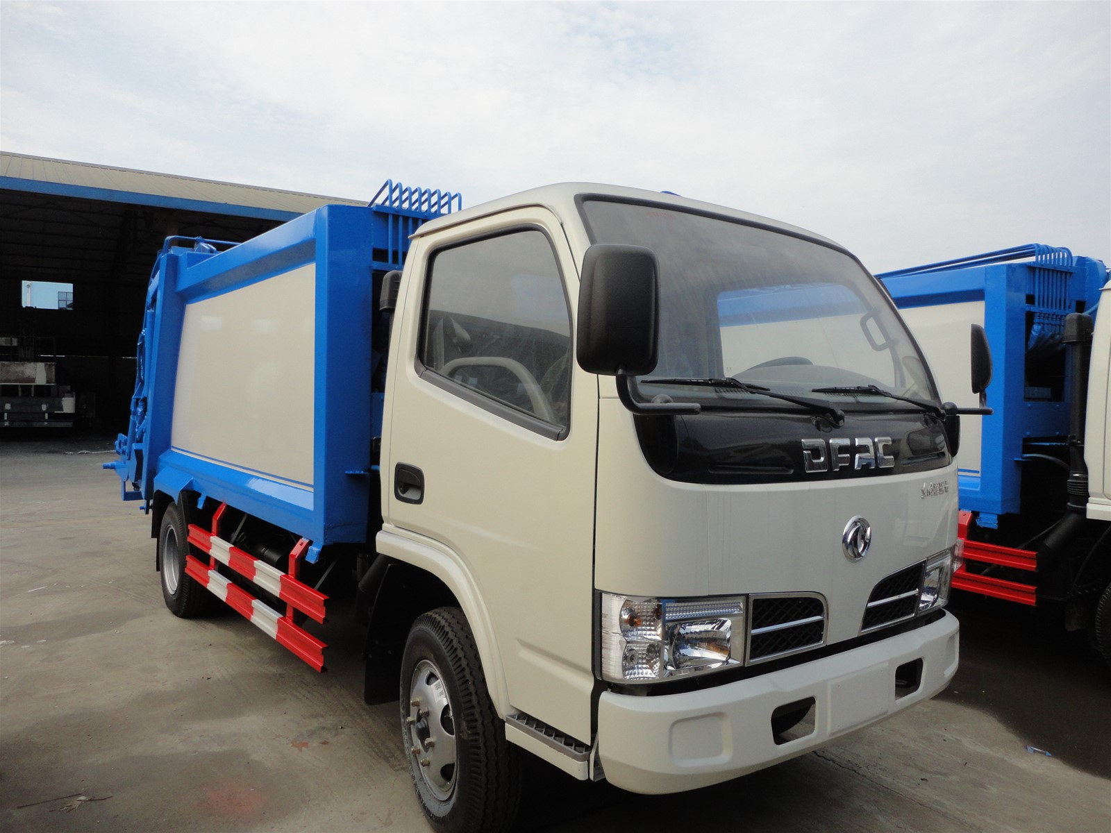 Dongfeng 4*2 compression garbage truck