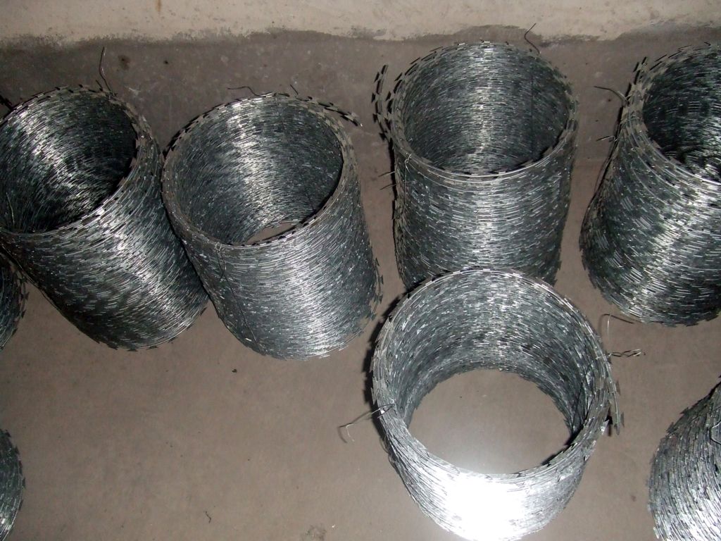 Hot Dipped Galvanized Razor Wire Mesh BTO22 with 980mm Outer Diameter