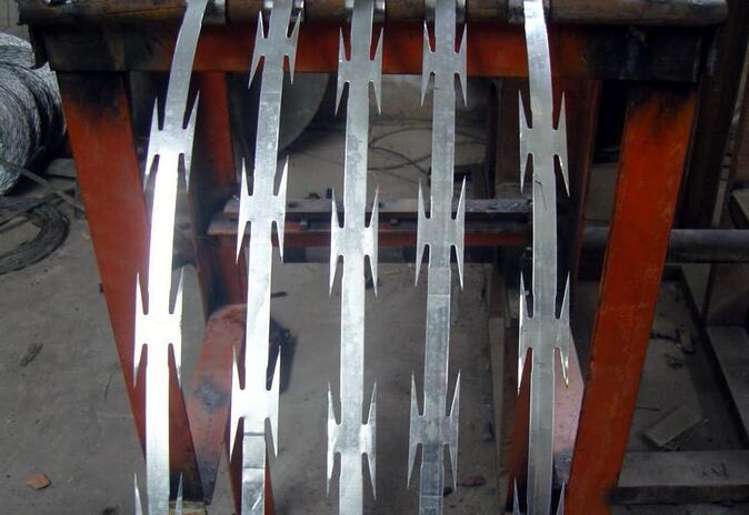 Hot Dipped Galvanized Razor Wire Mesh BTO22 with 980mm Outer Diameter