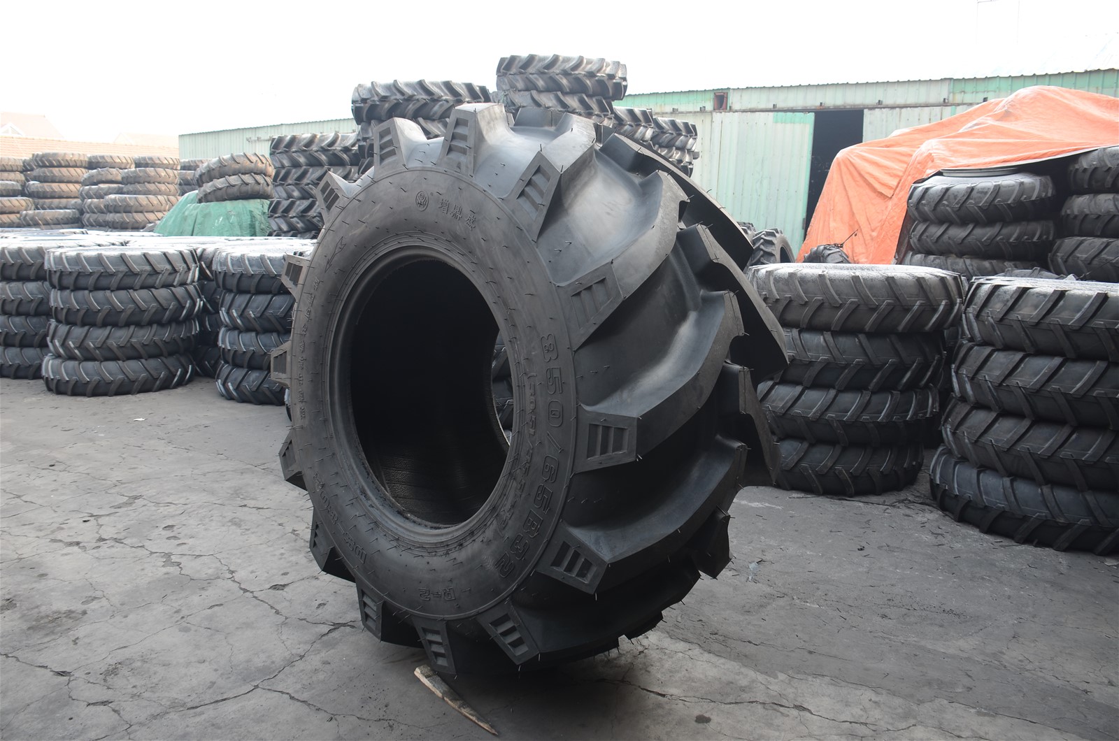 305L32 Grain Combine Harvester Tyre for farm work