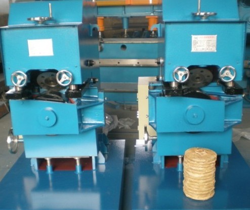 Rolling scissors groove processing machine