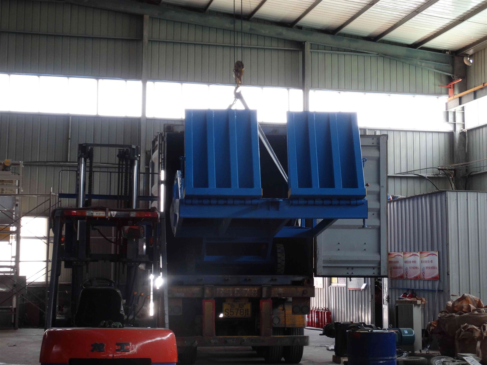 Mobile dock truck hydraulic container loading ramp