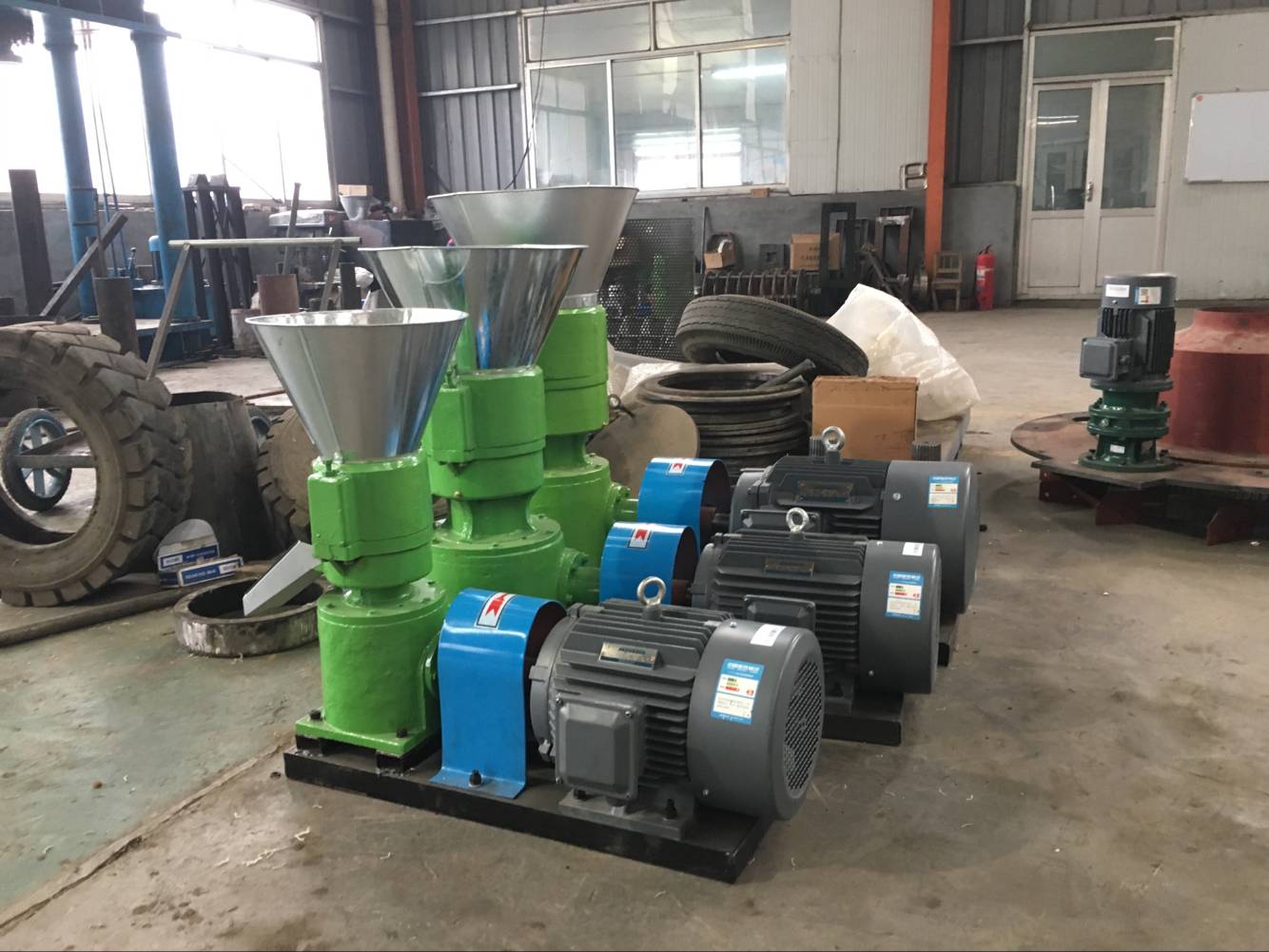 Small feed pellet machine for chicken farm use