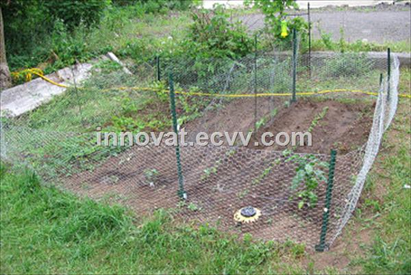 Hexagonal wire netting farm fence