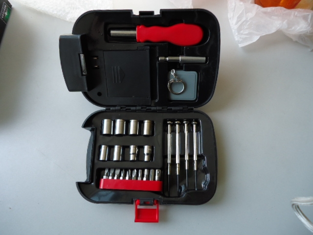 25 Piece Hand Tool Set With Flashlight