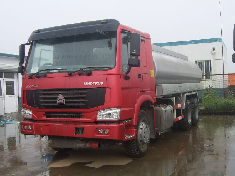 SINOTRUK HOWO WATER TANK truck 8x4 2638m338000L ZZ5407N3267N