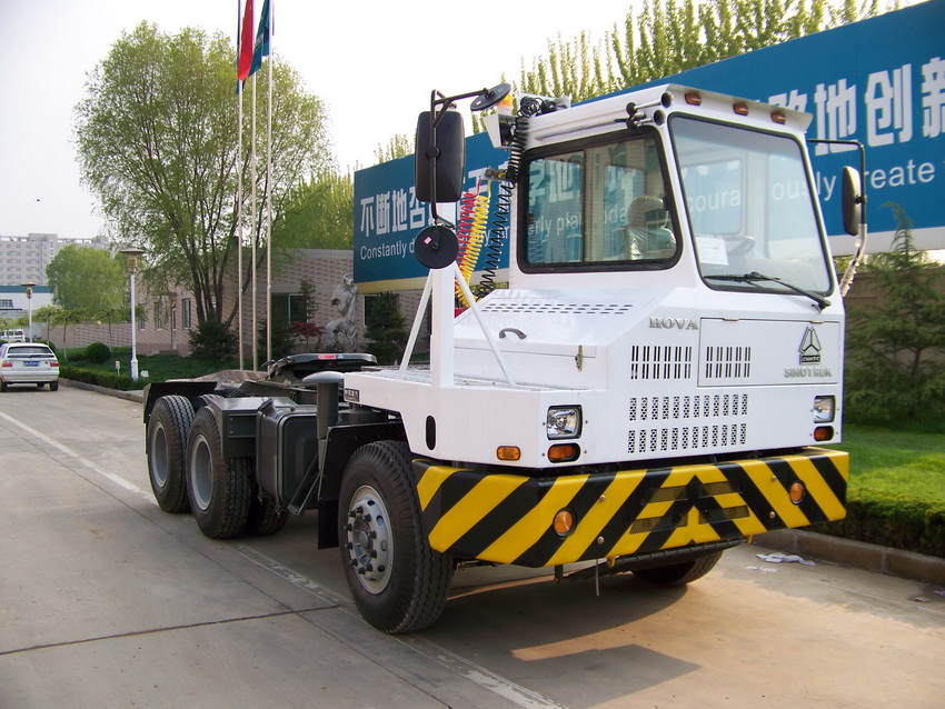 Sinotruk Terminal Tractor Truck 64