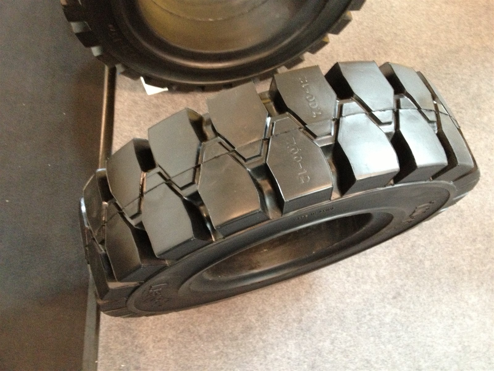 70012 solid forklift tires solid forklift tyre