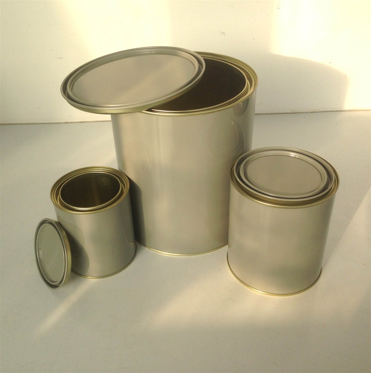 round tin can paint can