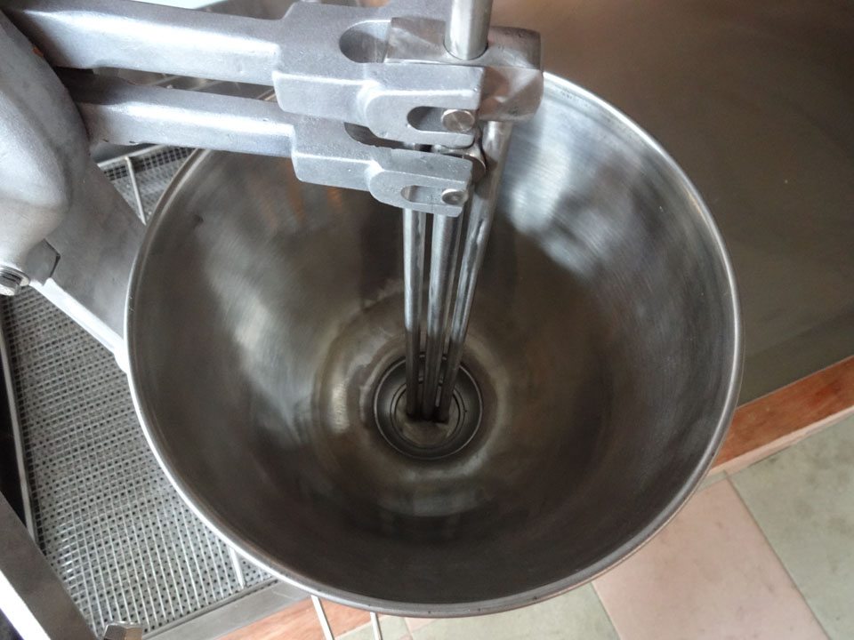 wider oil tank hot electric donut machinedonut fryer maker with three sets mouldsFrying temperature controlled