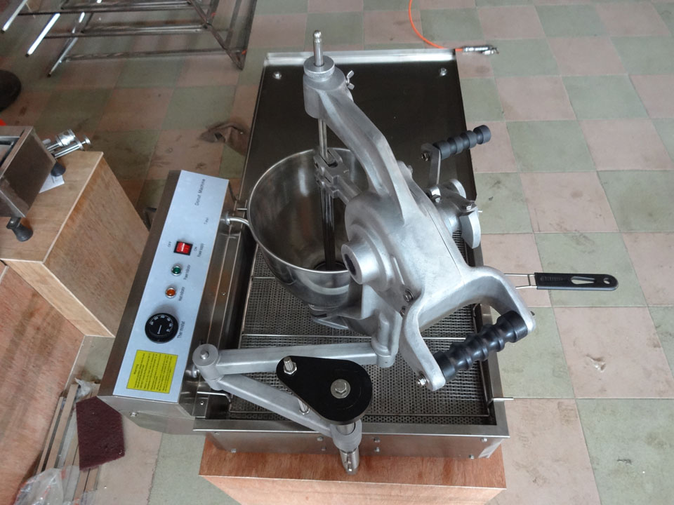 wider oil tank hot electric donut machinedonut fryer maker with three sets mouldsFrying temperature controlled
