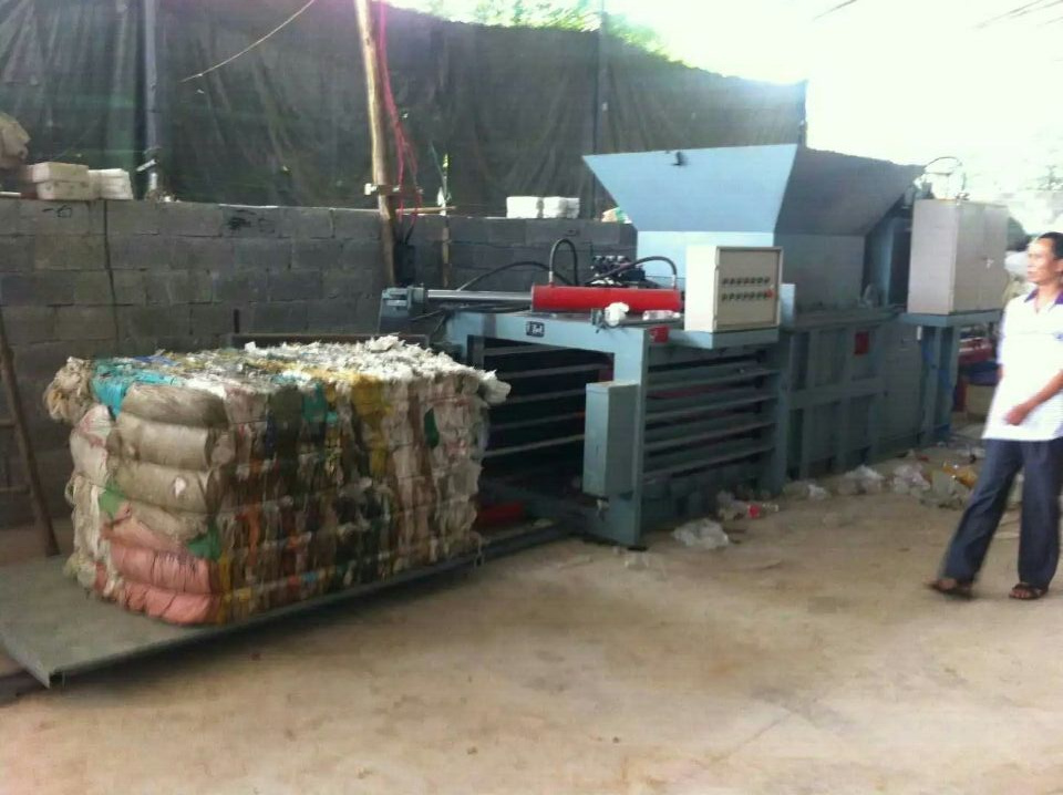 Hellobaler cloosed door plastic baler