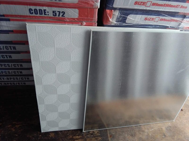 PVC Laminated Gypsum Ceiling Tile 595600603mm78mm