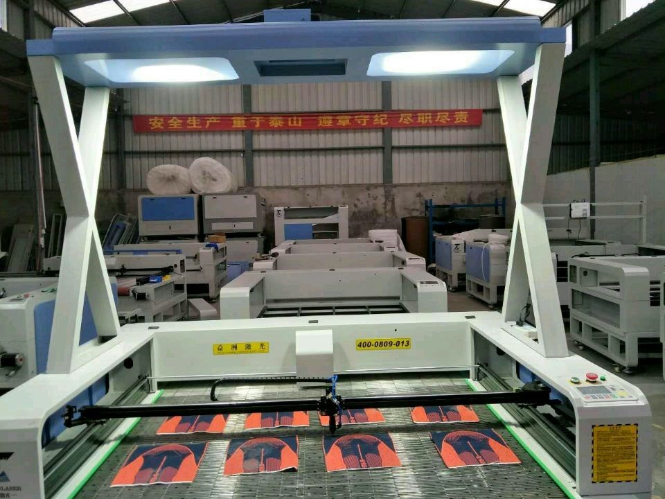 Automatic camera laser cut machine for flyknit fabric shoes and leather upper