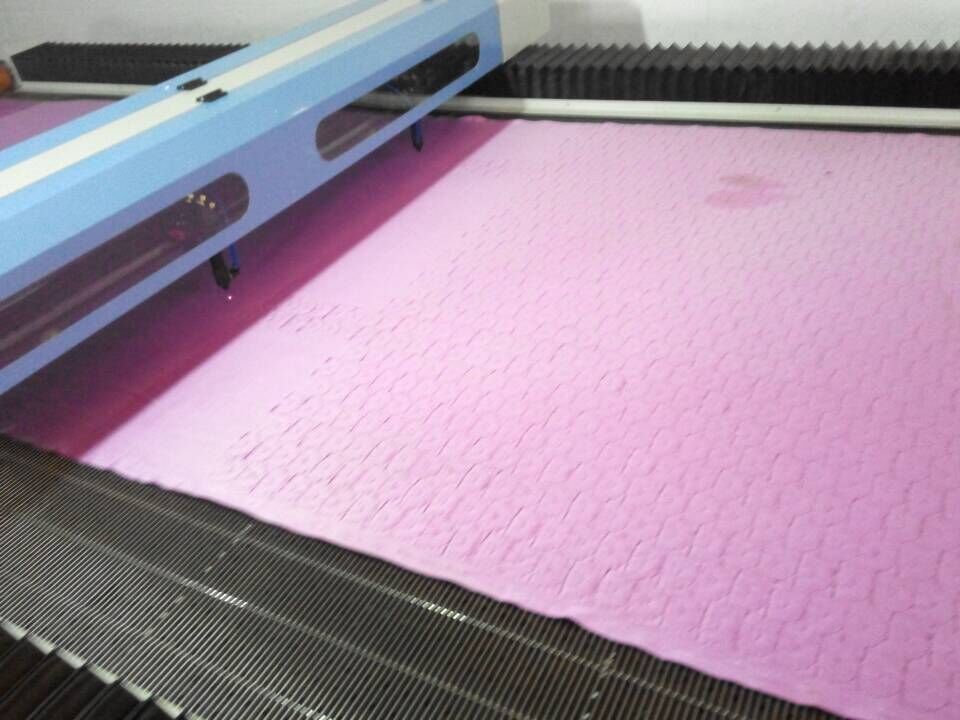 Full automatic fabric laser cutting machine with conveyor belt
