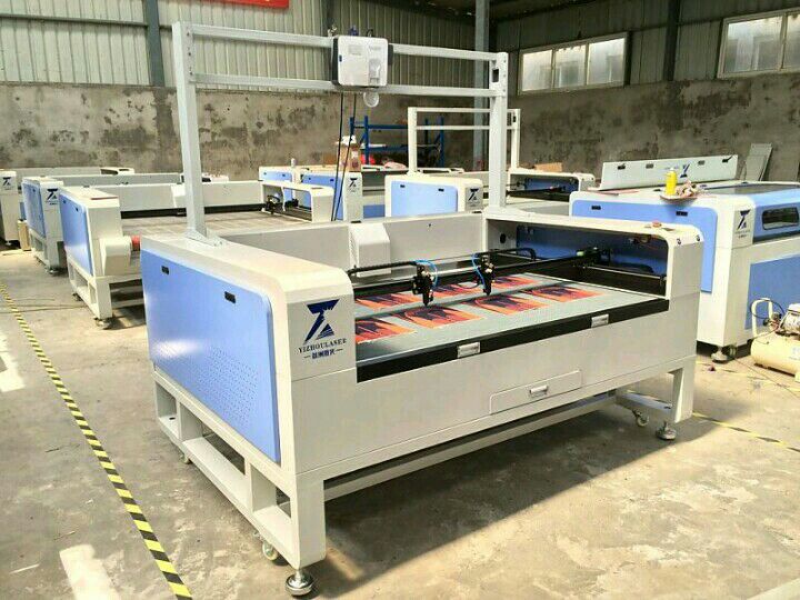 Laser Cutter Machine with projection oriented for flyknit shoes upper
