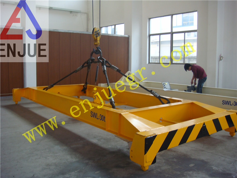 Semiautomatic container spreaders