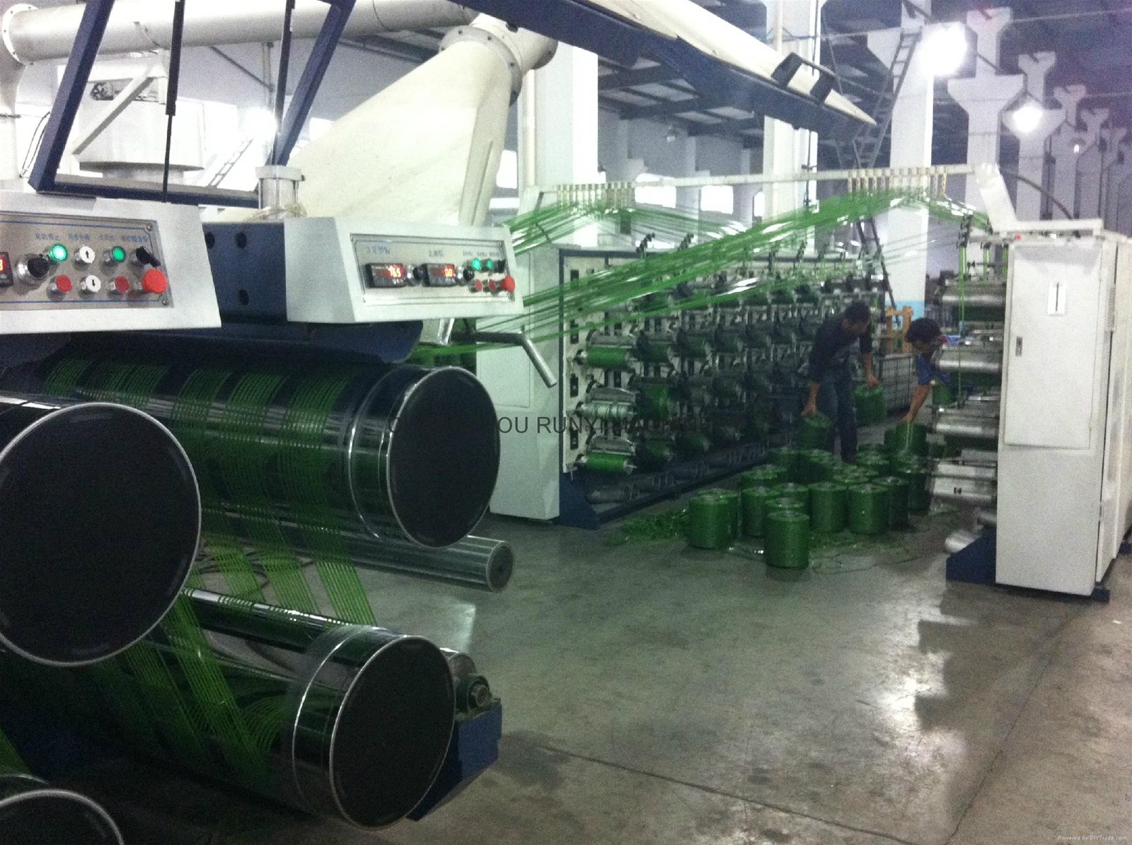 Fibrillated Extrusion Machine for artificial grass