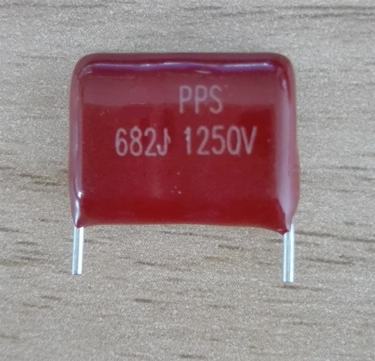 High voltage series metallized polypropylene film capacitor