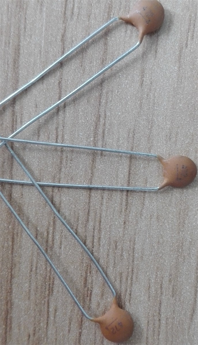 Semiconductive ceramic capacitor
