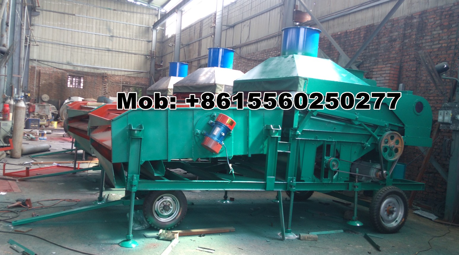 Mung bean seed removing machine with vibrating screen