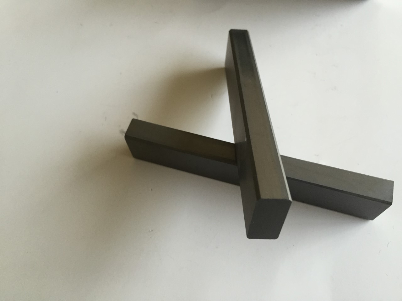 Wear resistant tungsten carbide bar for VSI vertical shaft impact crushers