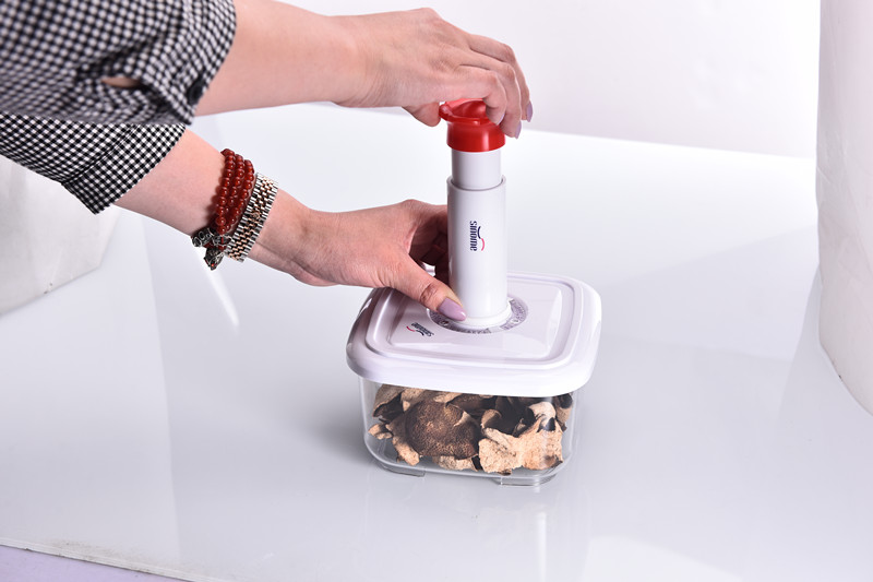 2017 Tritan Material Made Professional Vacuum Food Container with Pump for Design and Dry Coffee Crisper