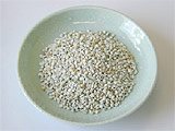 Zeolite in dry mixtures and building materials