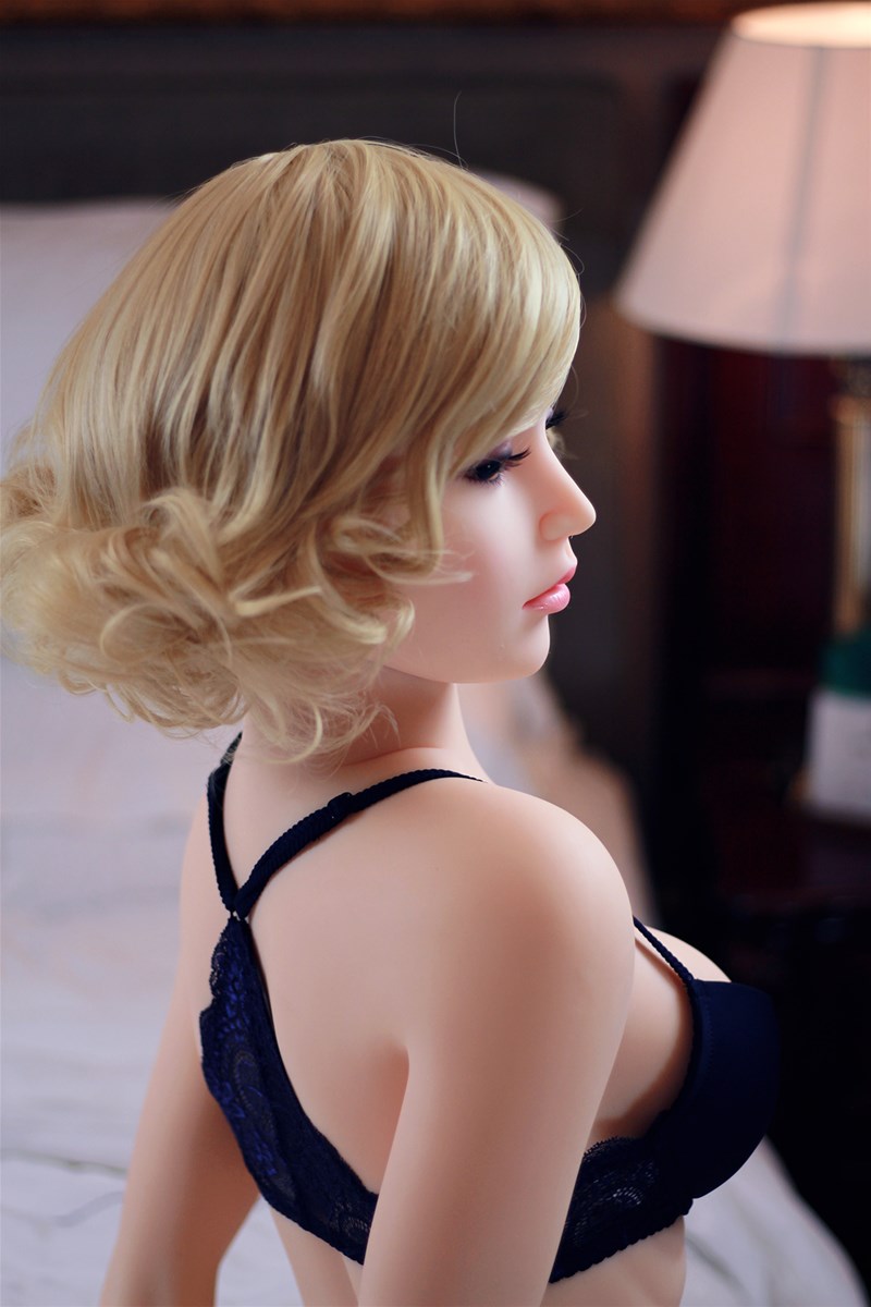 160cm Blonde Short Curly Hair Black Eyes Big Breast Slim